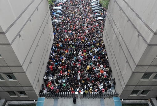 parents_waiting_for_gaokao.jpg